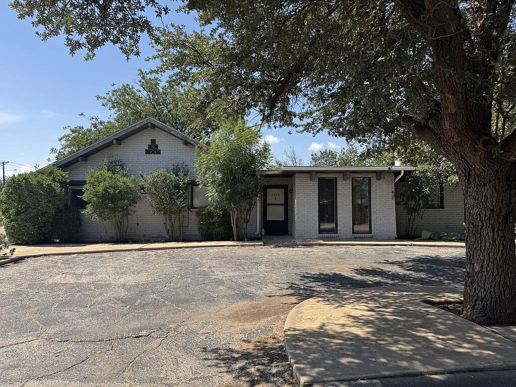 4 bed, 2.5 bath, 2156 sqft, $2,500 — Photo 2
