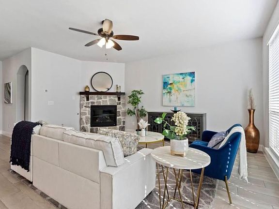 4th image of 1328 Stoneleigh Pl