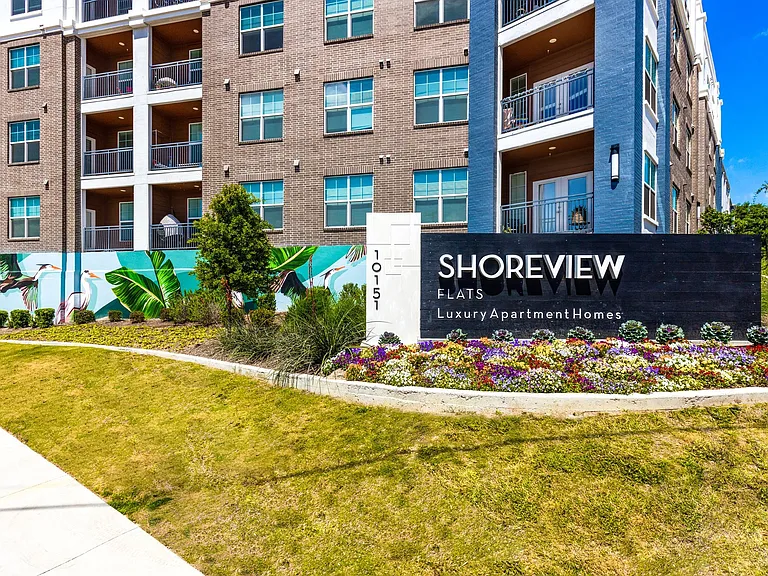 Shoreview Flats — Photo 42