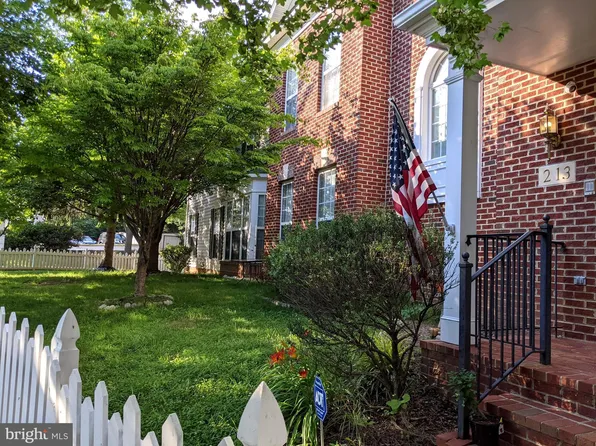 213 Watkins Pond Blvd, Rockville, MD 20850