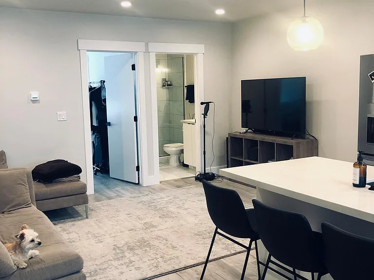 423 E 2100 S — Photo 3