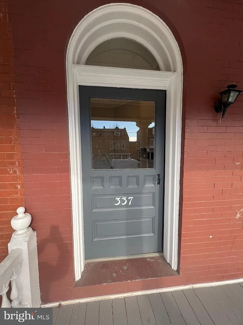 337 W Lemon — Photo 1
