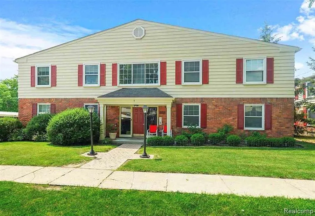 2 bed, 1.0 bath, 943 sqft, $1,250 — Photo 1