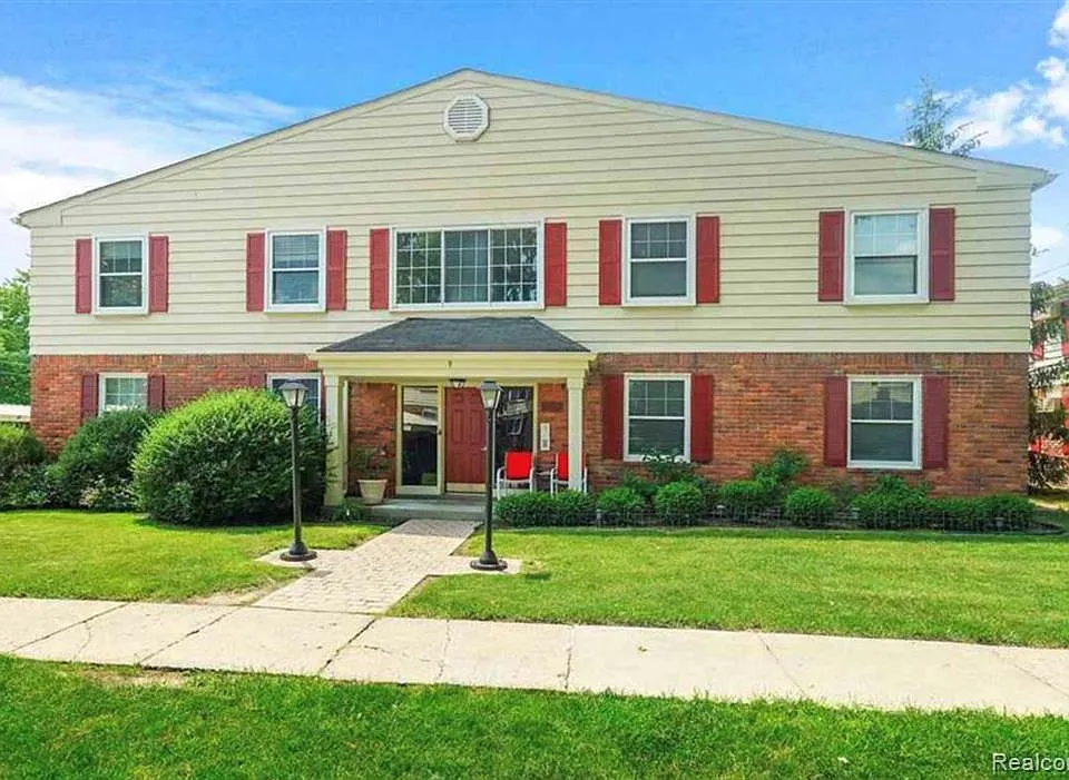 721 W Maple Rd