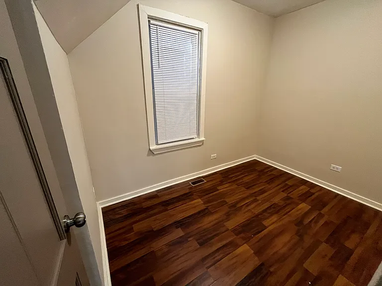 8709 S Escanaba Ave #1F — Photo 5