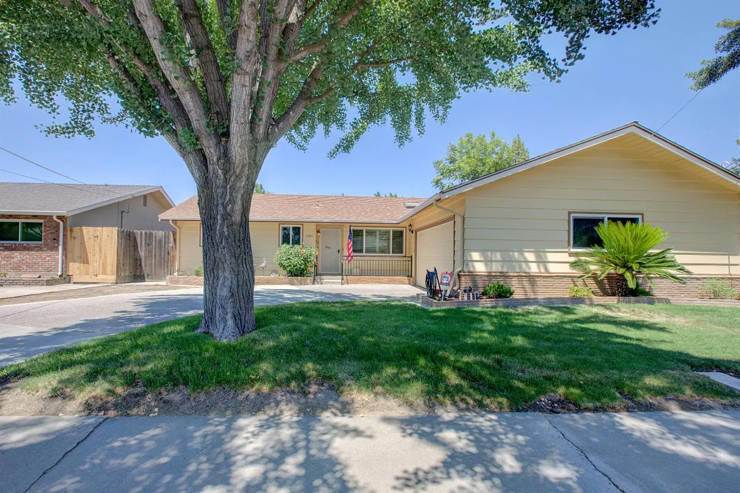 1705 Springwood Dr photo 1