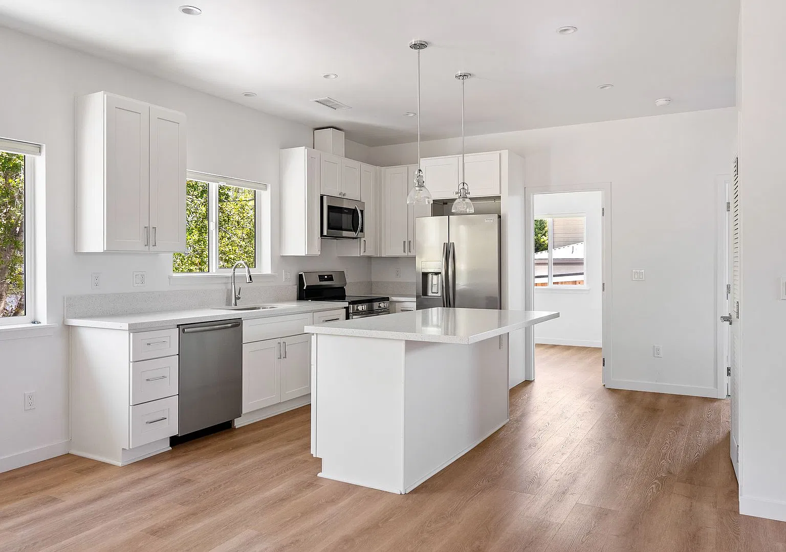 Available For 2027-2028 School Year...12 Bedrooms 6 Bathroom Property Near Campus-Newer Construction — Photo 4