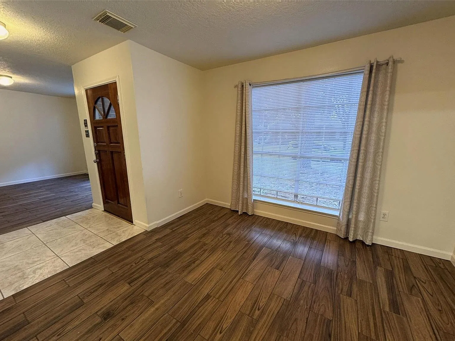 5 bed, 2.5 bath, 2560 sqft, $2,090 — Photo 4