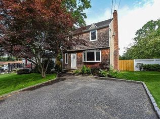 222 Hawthorne Rd, Kings Park, NY 11754