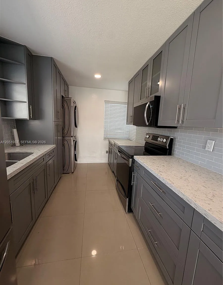 South Miami Lakes — Photo 2