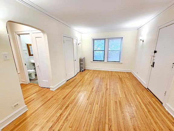 2nd image of 1700 W Ainslie St #2C