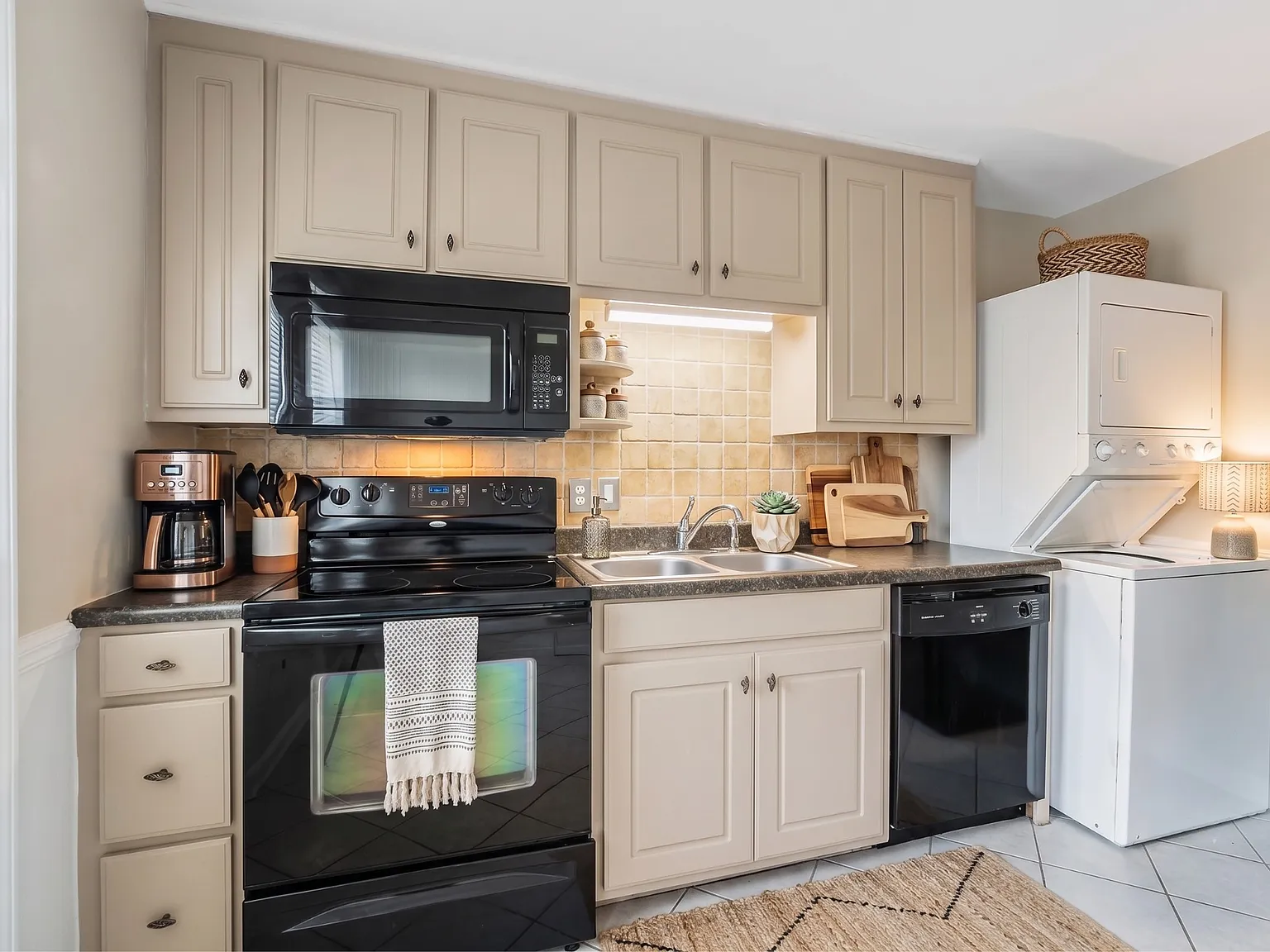 2 bed, 750 sqft, $1,400 — Photo 2
