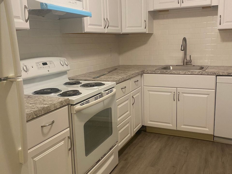 Nicely updated kitchen ~
5L is currently under renovation~ pics are of similar recently rented unit