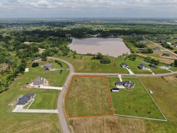 443 Lakeview Dr, Angleton, TX 77515