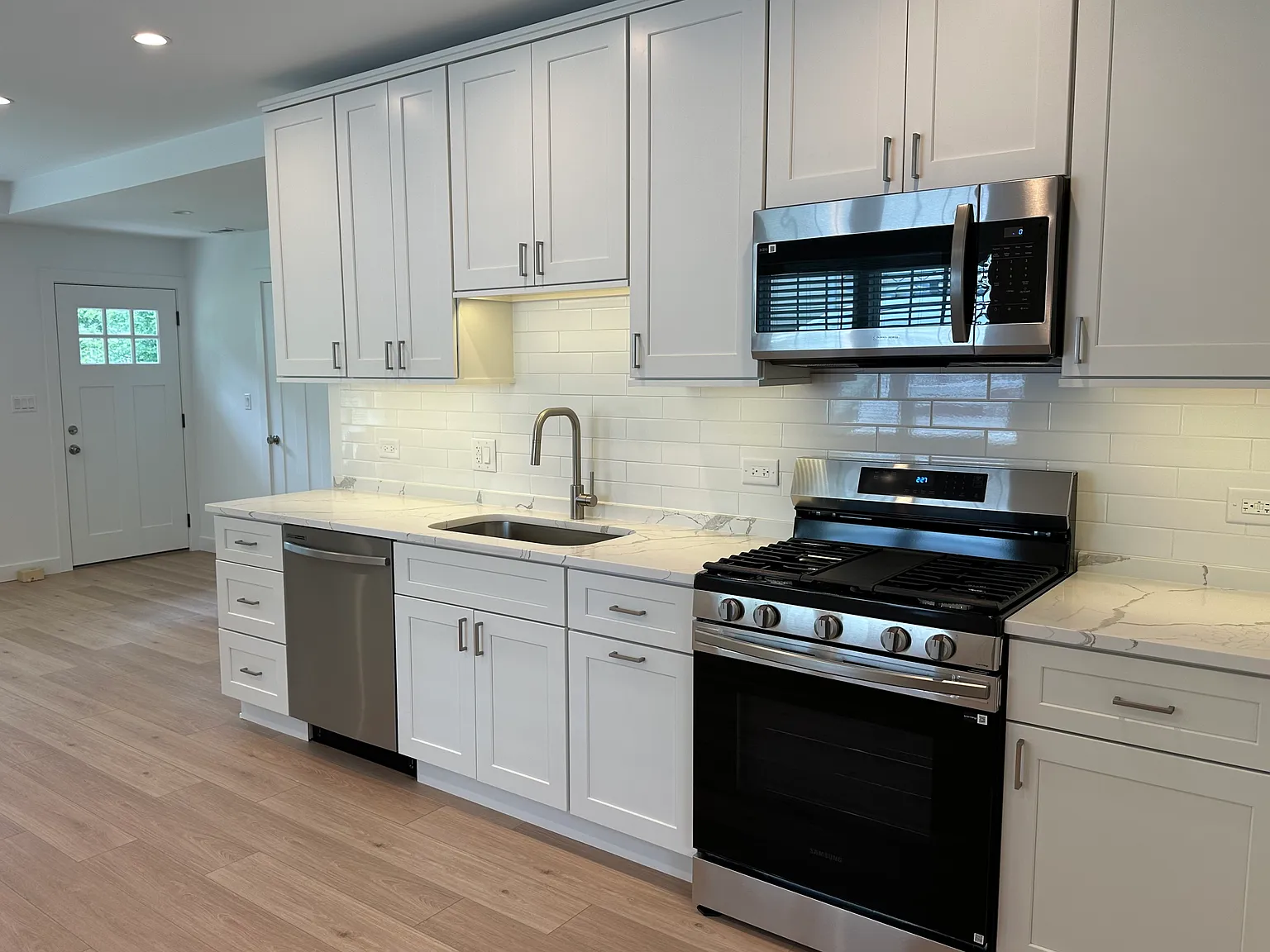 3 bed, 1350 sqft, $3,350 — Photo 3