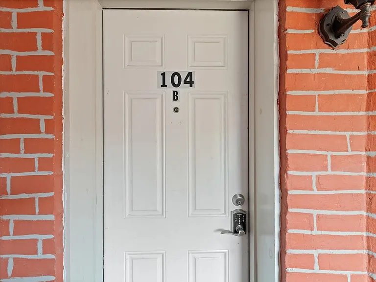 R St NE — Photo 19