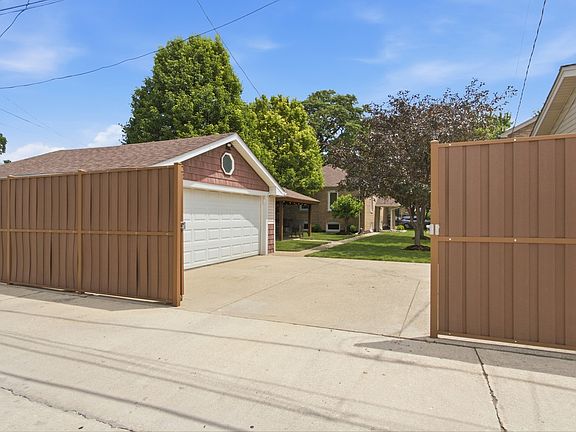 4th image of 5422 S Sayre Ave
