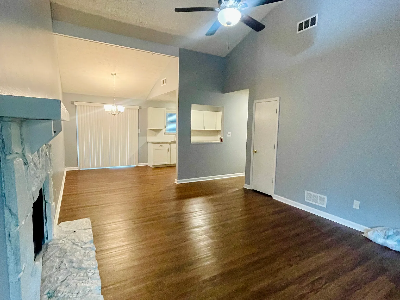 3 bed, 1054 sqft, $2,090 — Photo 2