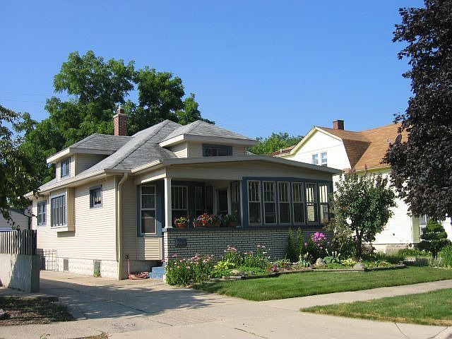 864 Courtney NW