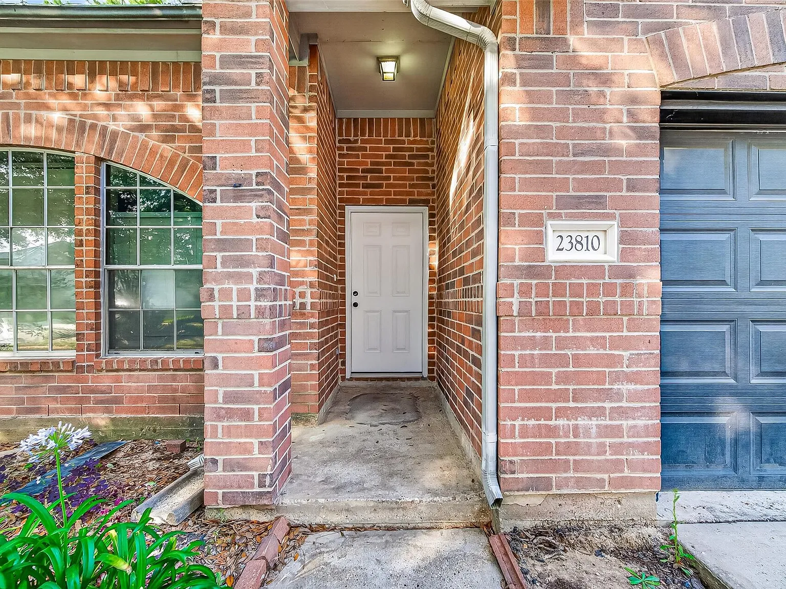 3 bed, 2.0 bath, 1624 sqft, $2,195 — Photo 2
