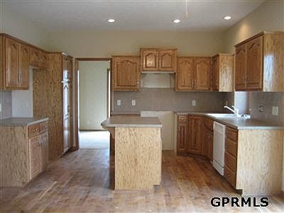 3rd image of 16361 Mormon St