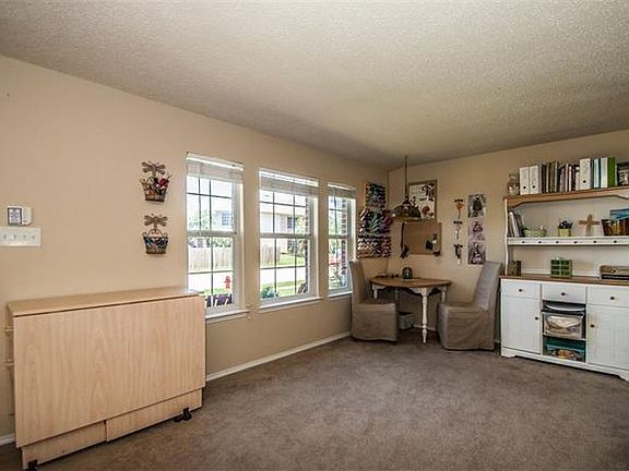 4th image of 220 Oxford Dr