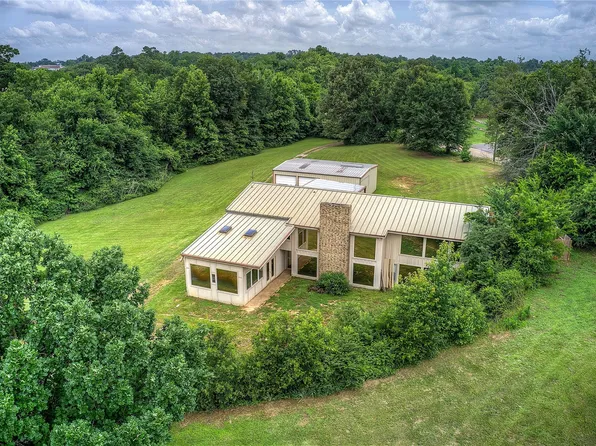 950 Gilmer Rd, Winnsboro, TX 75494