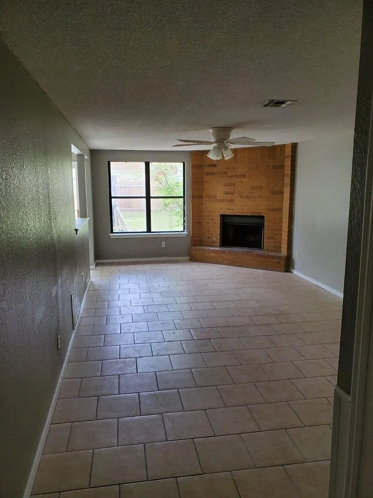 Building Photo - 2012 Eastridge Dr