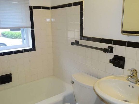 5th image of 231 Louis St #2