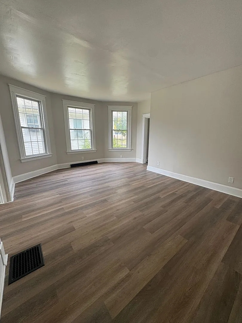 714 Clinton Ave — Photo 4