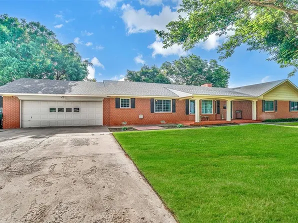 2004 N Pennsylvania Ave, Mangum, OK 73554