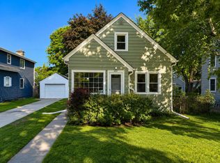 4937 N Hollywood AVENUE, Whitefish Bay, WI 53217