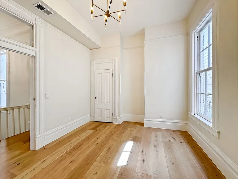 Top-Floor, Remodeled 5BR/2.5BA Victorian Flat, Pet Friendly, Steps from Alamo Square — Photo 26