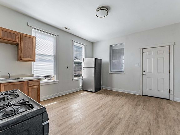 3rd image of 5160 S Damen Ave
