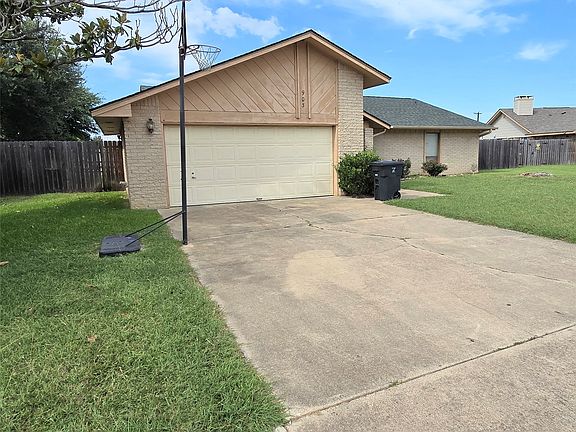 3rd image of 903 Moss Cir