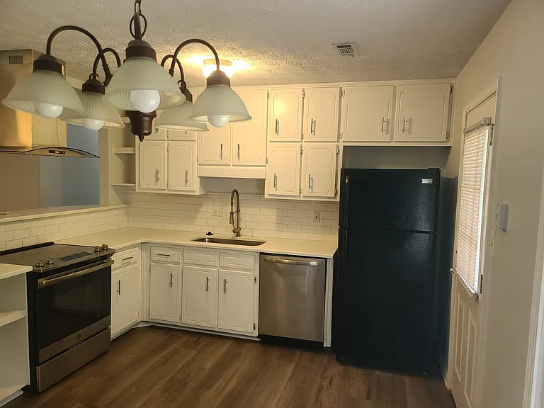 709 Redwood Park — Photo 13