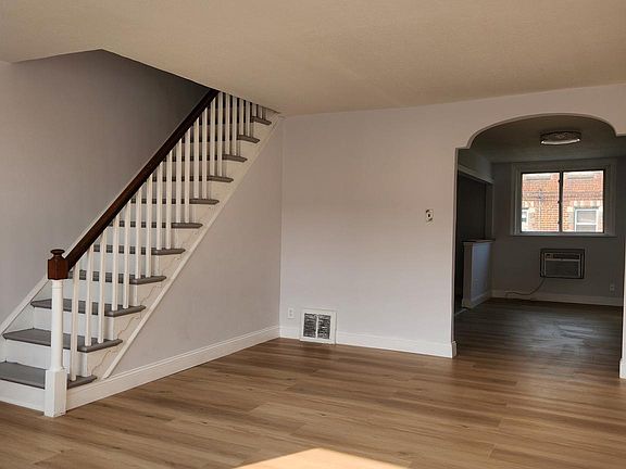 3rd image of 4559 Oakmont St