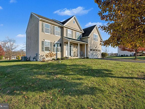 3rd image of 118 Fairbrook Dr