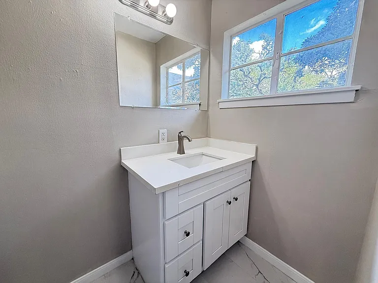 2501 Yoakum Blvd #15 — Photo 14