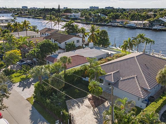 2nd image of 513 S Riverside Drive