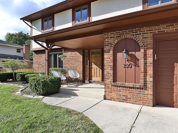 3rd image of 300 Greenglade Ave