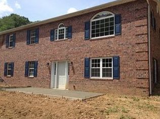 402 Woods Dr, Hurricane, WV 25526