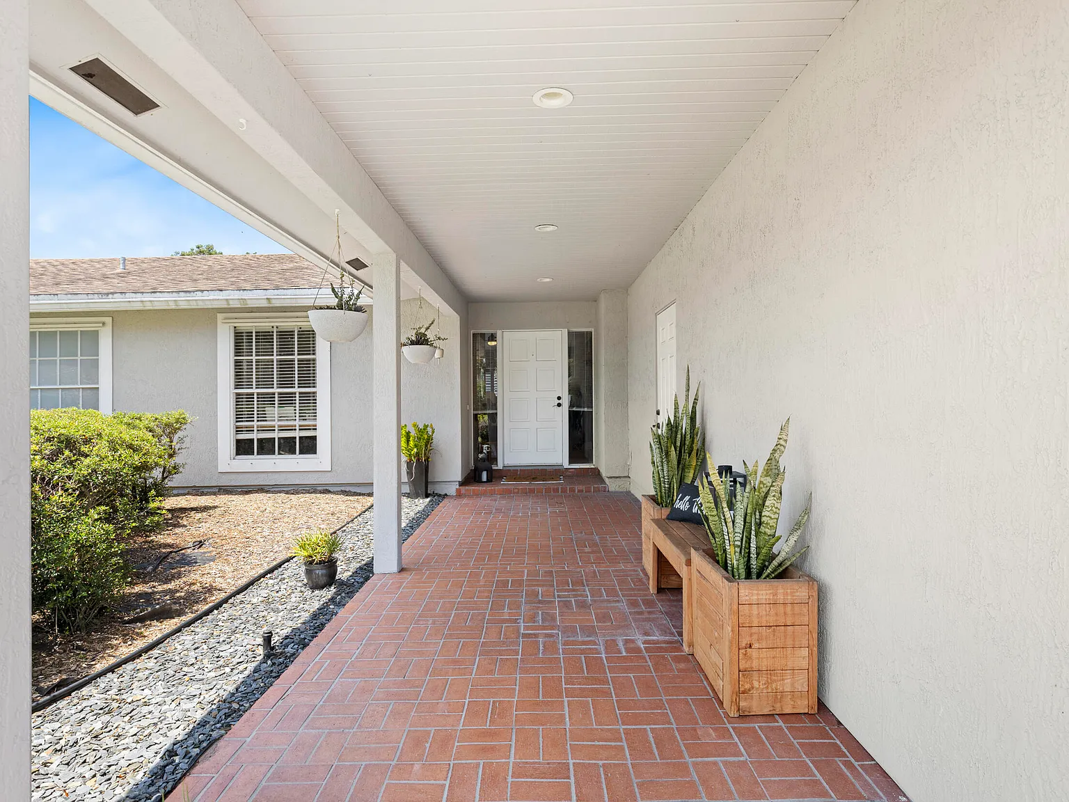 3 bed, 2.0 bath, 1902 sqft, $4,900 — Photo 2