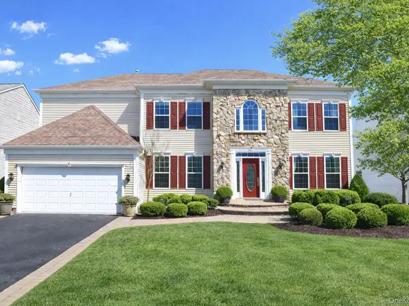 8 Avolet Court, Mount Sinai, NY 11766