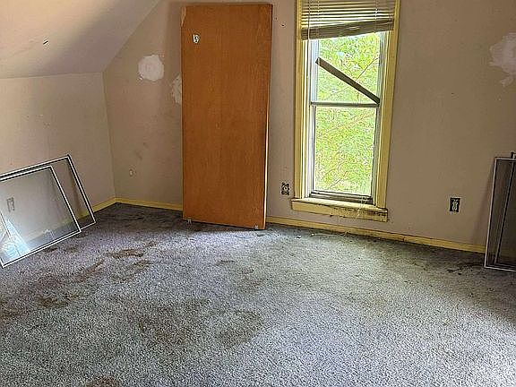 4th image of 414 E 6th St