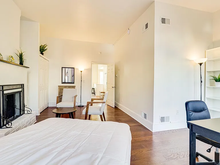 409 Constitution Ave NE #2 — Photo 4