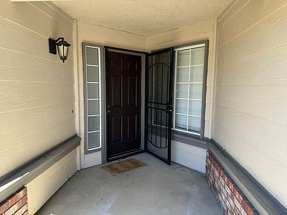 3rd image of 837 Vintage Oak Ave