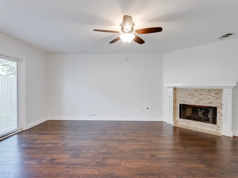 16215 Hollow Rock Dr — Photo 32