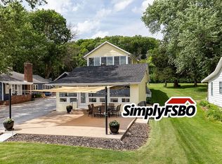 2933 W Canal Shore Dr, Le Claire, IA 52753