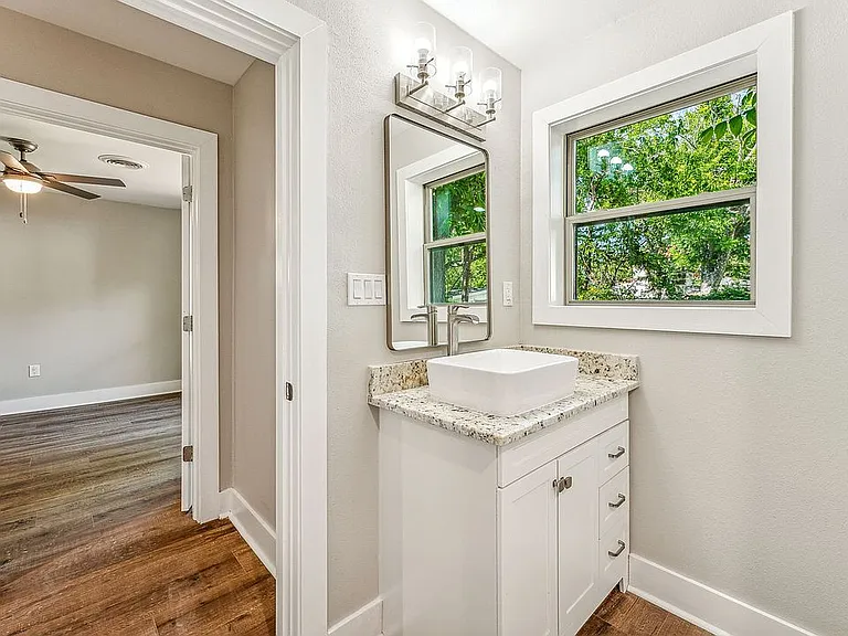 302 W Collins St — Photo 25